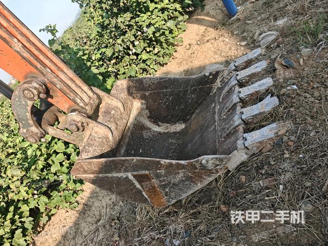 鏟斗右后整體(工作和回轉(zhuǎn)裝置) 鏟斗右后整體(工作和回轉(zhuǎn)裝置)