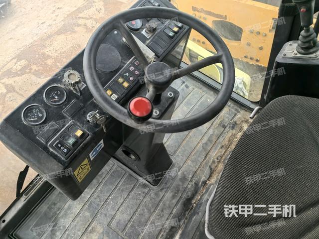 驾驶室侧向上照全景(压路机驾驶室) 驾驶室侧向上照全景(压路机驾驶室)