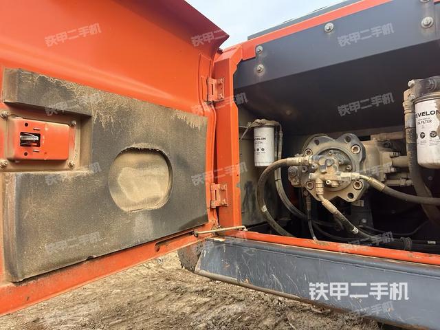 液壓泵艙室正面整體(整機(jī)外觀) 液壓泵艙室正面整體(整機(jī)外觀)