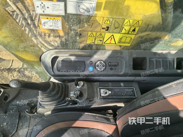 座椅右側(cè)控制臺/鑰匙門/油門/含右手柄(駕駛室部分) 座椅右側(cè)控制臺/鑰匙門/油門/含右手柄(駕駛室部分)