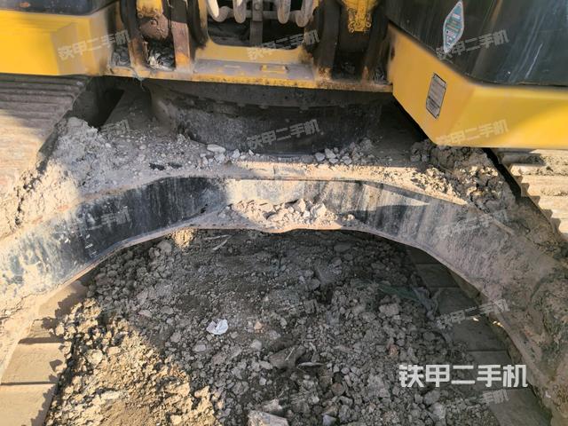 轉(zhuǎn)盤和下車架正前(工作和回轉(zhuǎn)裝置) 轉(zhuǎn)盤和下車架正前(工作和回轉(zhuǎn)裝置)