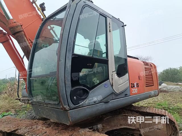 駕駛室整體(整機(jī)外觀) 駕駛室整體(整機(jī)外觀)