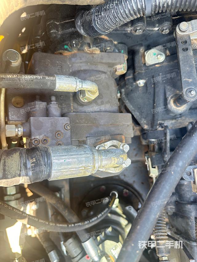 液壓泵艙室正面整體(整機(jī)外觀) 液壓泵艙室正面整體(整機(jī)外觀)