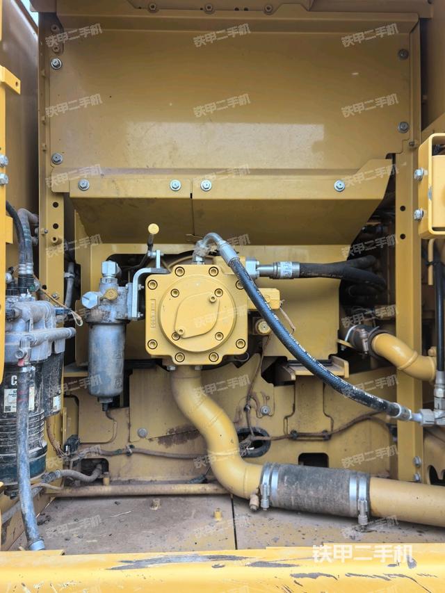 液壓泵艙室正面整體(整機(jī)外觀) 液壓泵艙室正面整體(整機(jī)外觀)