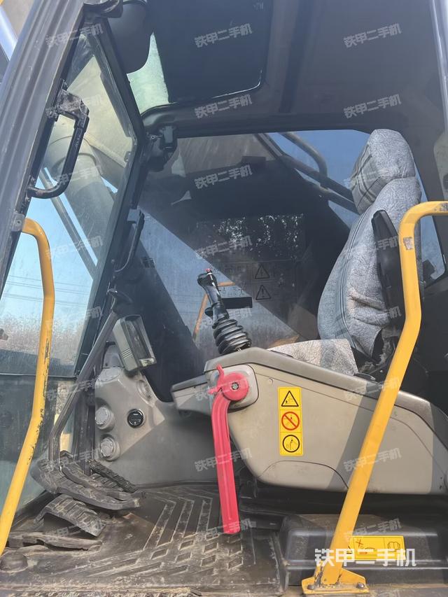 駕駛室整體(整機(jī)外觀) 駕駛室整體(整機(jī)外觀)