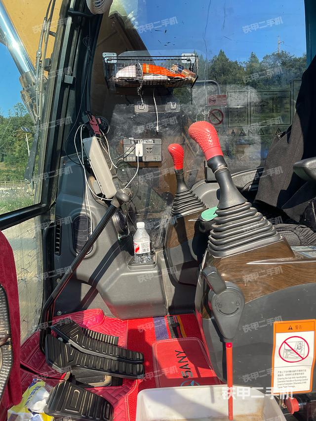 駕駛室整體(整機(jī)外觀) 駕駛室整體(整機(jī)外觀)