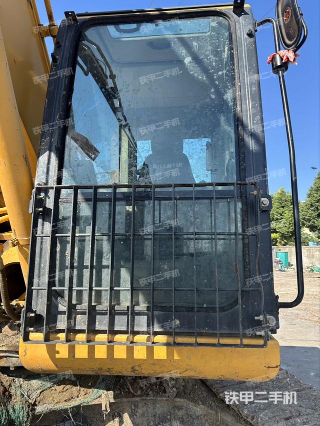 驾驶室整体(整机外观) 驾驶室整体(整机外观)