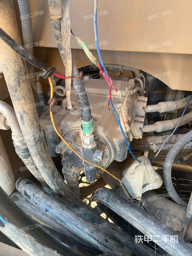 液壓泵艙室正面整體(整機(jī)外觀) 液壓泵艙室正面整體(整機(jī)外觀)