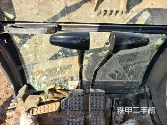 行走控制手柄和踏板?俯拍(駕駛室部分) 行走控制手柄和踏板?俯拍(駕駛室部分)