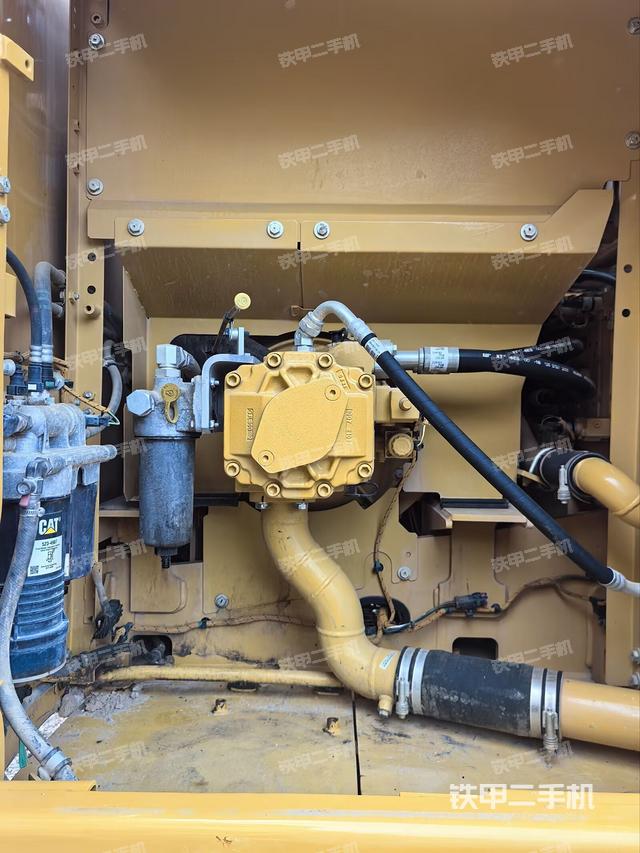 液压泵舱室正面整体(整机外观) 液压泵舱室正面整体(整机外观)