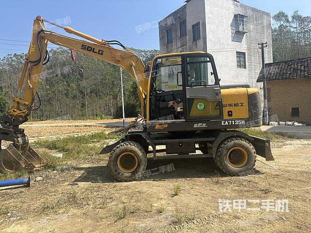 單側(cè)履帶整體(整機(jī)外觀) 單側(cè)履帶整體(整機(jī)外觀)