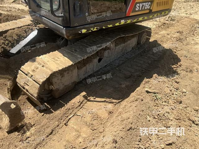 單側(cè)履帶整體(整機(jī)外觀) 單側(cè)履帶整體(整機(jī)外觀)