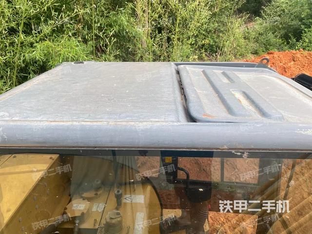 駕駛室頂部(整機(jī)外觀) 駕駛室頂部(整機(jī)外觀)