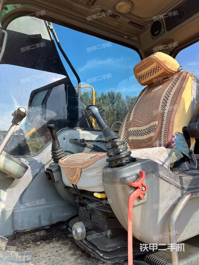 驾驶室整体(整机外观) 驾驶室整体(整机外观)