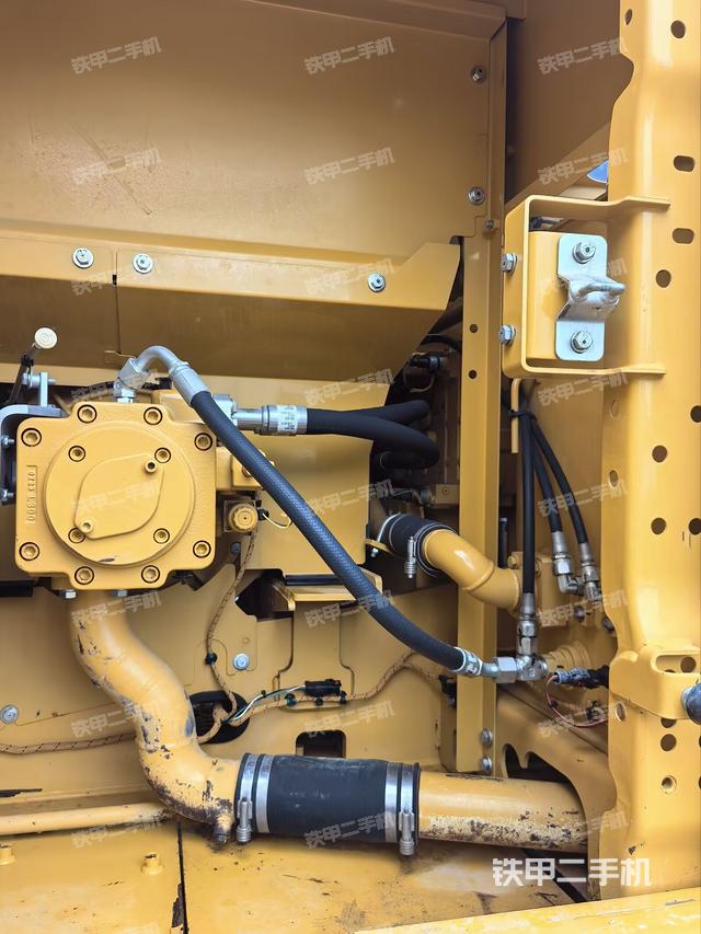 液压泵舱室正面整体(整机外观) 液压泵舱室正面整体(整机外观)