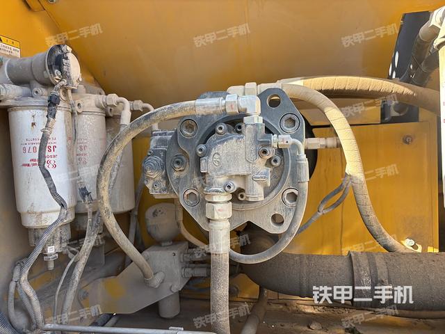 液压泵舱室正面整体(整机外观) 液压泵舱室正面整体(整机外观)