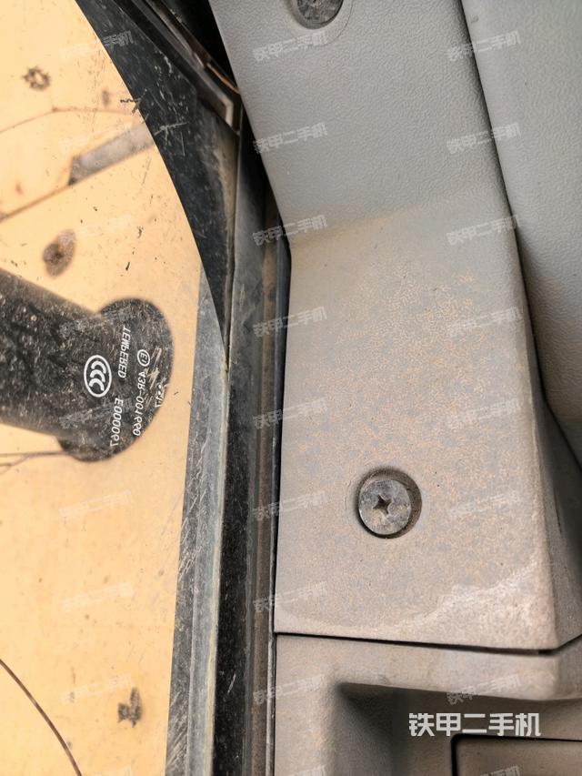 行走控制手柄和踏板?俯拍(駕駛室部分) 行走控制手柄和踏板?俯拍(駕駛室部分)