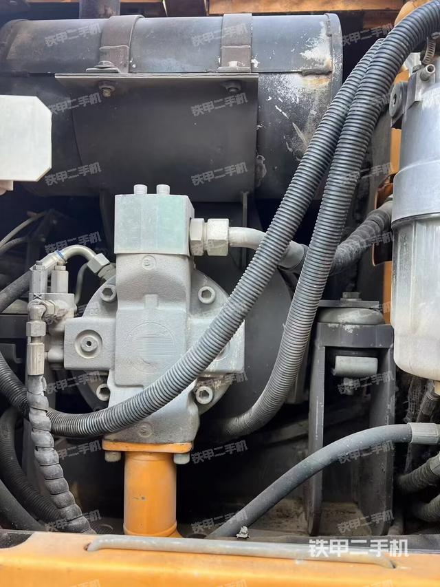 液壓泵艙室正面整體(整機(jī)外觀) 液壓泵艙室正面整體(整機(jī)外觀)