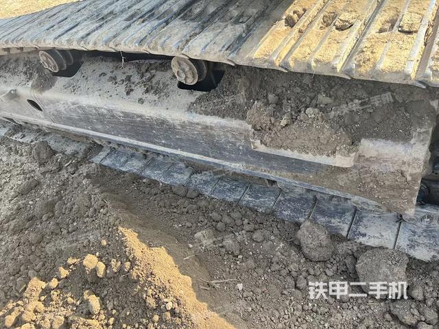 單側(cè)履帶整體(整機(jī)外觀) 單側(cè)履帶整體(整機(jī)外觀)