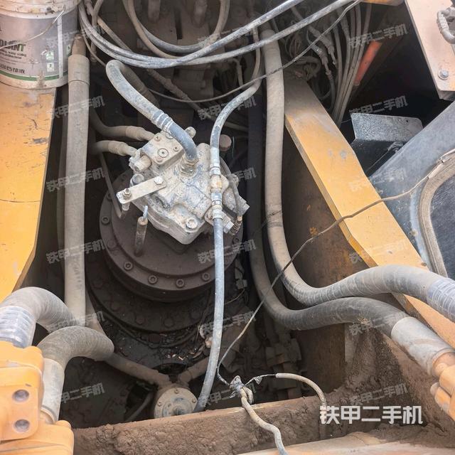 回轉(zhuǎn)馬達和主控閥(整機外觀) 回轉(zhuǎn)馬達和主控閥(整機外觀)