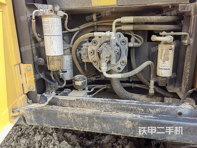 液压泵舱室正面整体(整机外观) 液压泵舱室正面整体(整机外观)