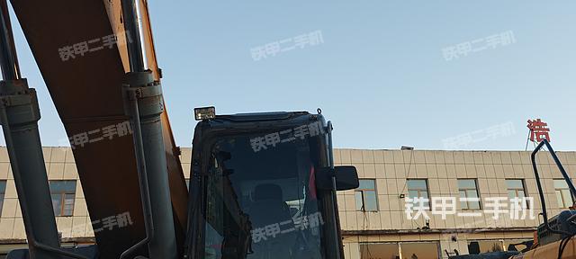 駕駛室頂部(整機(jī)外觀) 駕駛室頂部(整機(jī)外觀)
