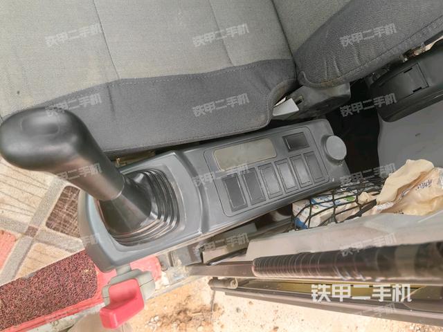 座椅右側(cè)控制臺/鑰匙門/油門/含右手柄(駕駛室部分) 座椅右側(cè)控制臺/鑰匙門/油門/含右手柄(駕駛室部分)
