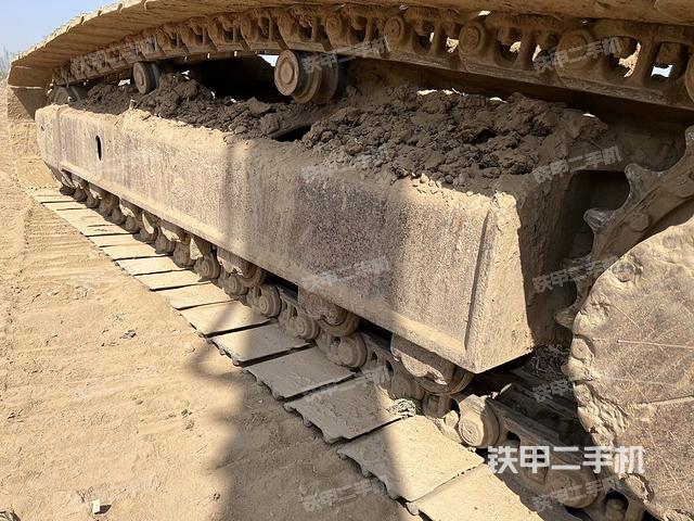 單側(cè)履帶整體(整機(jī)外觀) 單側(cè)履帶整體(整機(jī)外觀)