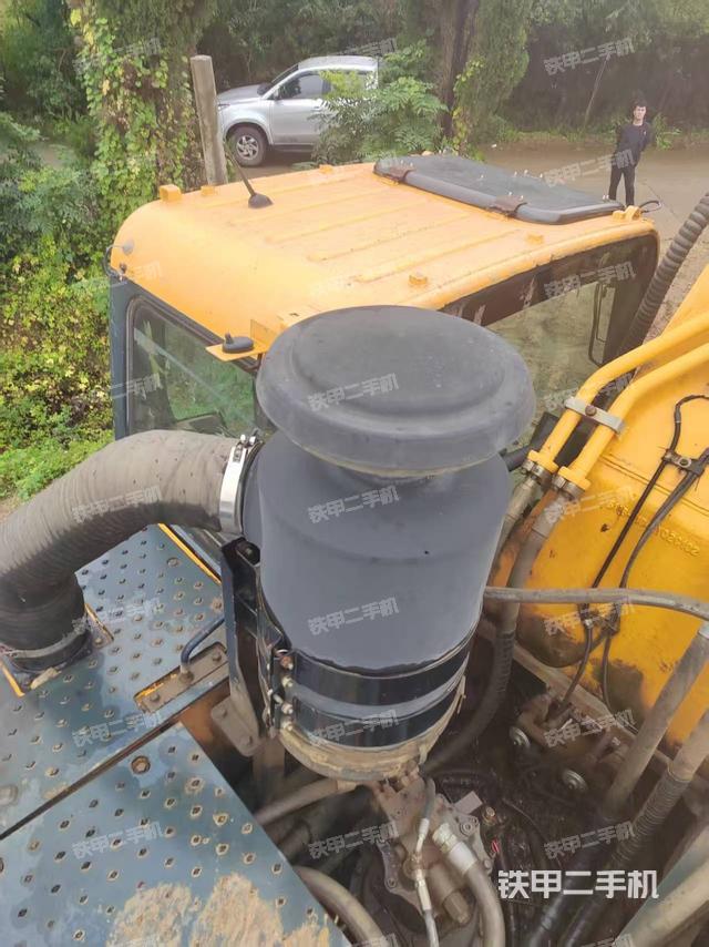 駕駛室頂部(整機(jī)外觀) 駕駛室頂部(整機(jī)外觀)