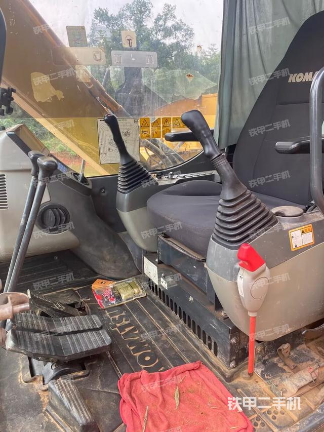駕駛室整體(整機(jī)外觀) 駕駛室整體(整機(jī)外觀)