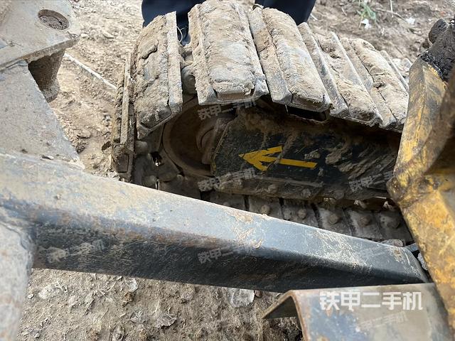 單側(cè)履帶整體(整機(jī)外觀) 單側(cè)履帶整體(整機(jī)外觀)