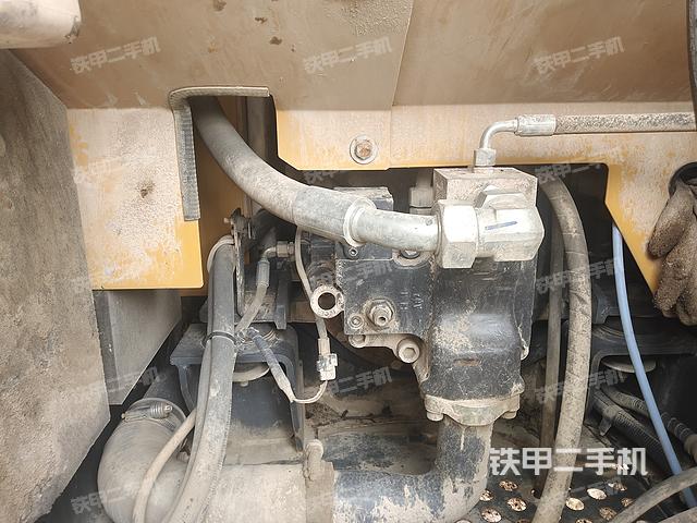 液压泵舱室正面整体（整机外观）