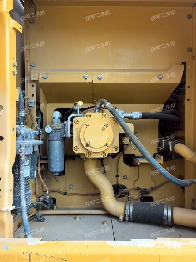 液壓泵艙室正面整體(整機(jī)外觀) 液壓泵艙室正面整體(整機(jī)外觀)