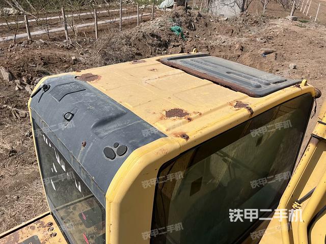 駕駛室頂部(整機(jī)外觀) 駕駛室頂部(整機(jī)外觀)