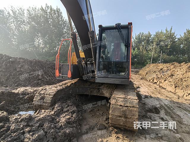 沃尔沃EC200荣耀版挖掘机