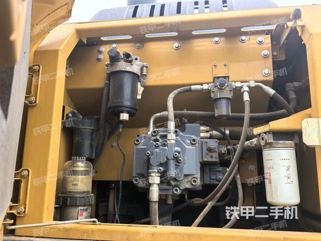 液壓泵艙室正面整體(整機外觀) 液壓泵艙室正面整體(整機外觀)
