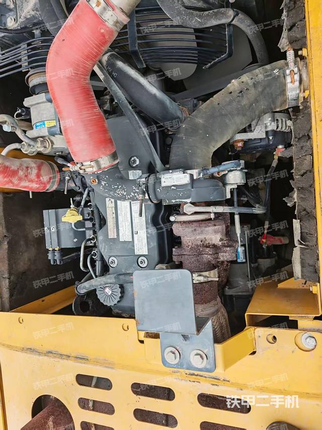 液壓泵艙室正面整體(整機外觀) 液壓泵艙室正面整體(整機外觀)