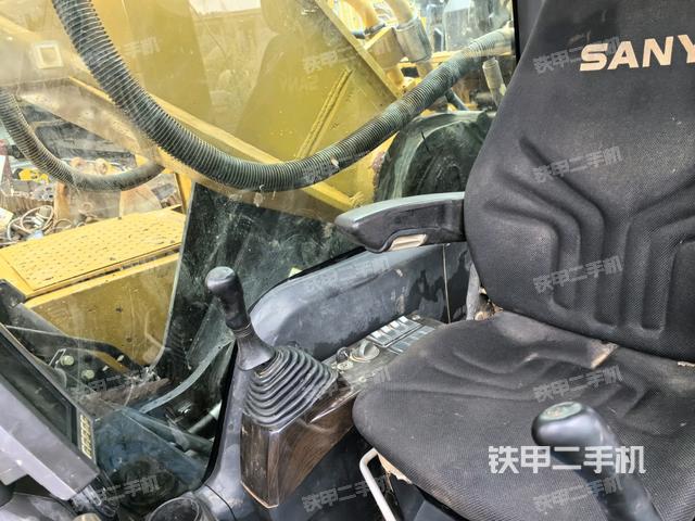 座椅右側(cè)控制臺/鑰匙門/油門/含右手柄(駕駛室部分) 座椅右側(cè)控制臺/鑰匙門/油門/含右手柄(駕駛室部分)