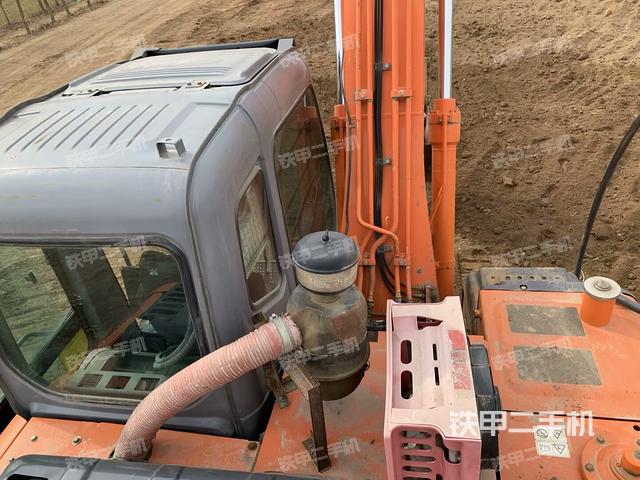 駕駛室頂部(整機(jī)外觀) 駕駛室頂部(整機(jī)外觀)