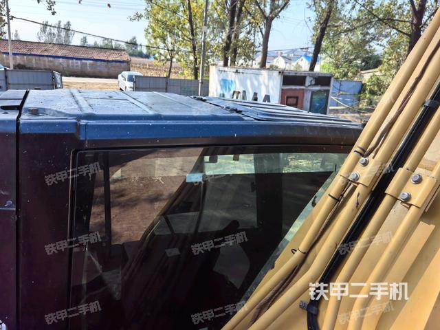 駕駛室頂部(整機(jī)外觀) 駕駛室頂部(整機(jī)外觀)