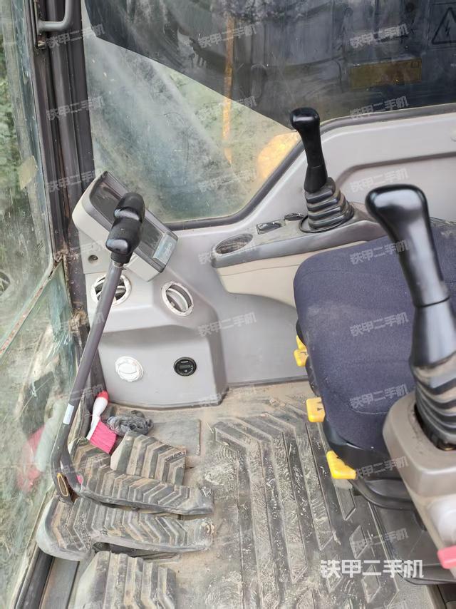 驾驶室整体(整机外观) 驾驶室整体(整机外观)