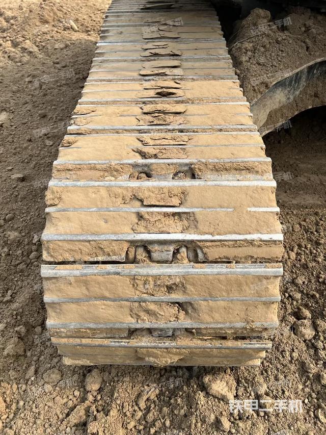 單側(cè)履帶整體(整機(jī)外觀) 單側(cè)履帶整體(整機(jī)外觀)