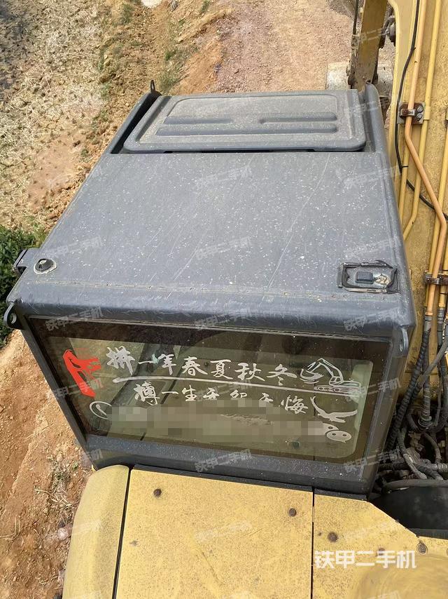 駕駛室頂部(整機(jī)外觀) 駕駛室頂部(整機(jī)外觀)