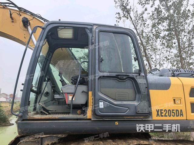 駕駛室整體(整機外觀) 駕駛室整體(整機外觀)