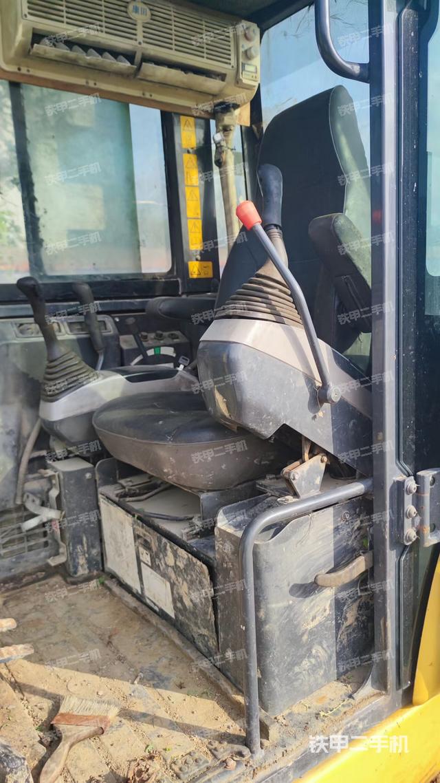 駕駛室整體(整機(jī)外觀) 駕駛室整體(整機(jī)外觀)