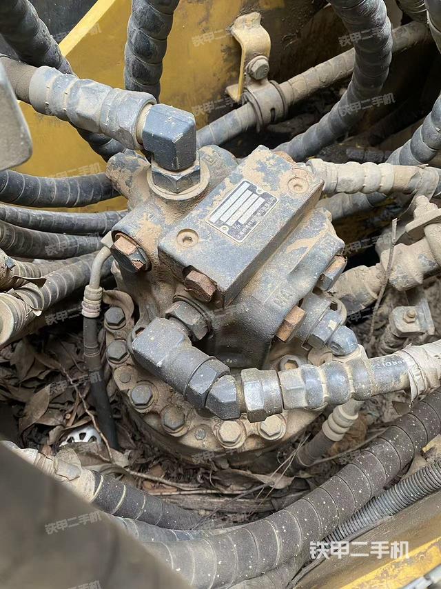 液壓泵艙室正面整體(整機(jī)外觀) 液壓泵艙室正面整體(整機(jī)外觀)