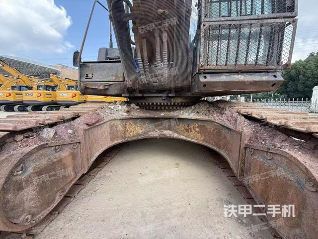 駕駛室頂部(整機(jī)外觀) 駕駛室頂部(整機(jī)外觀)