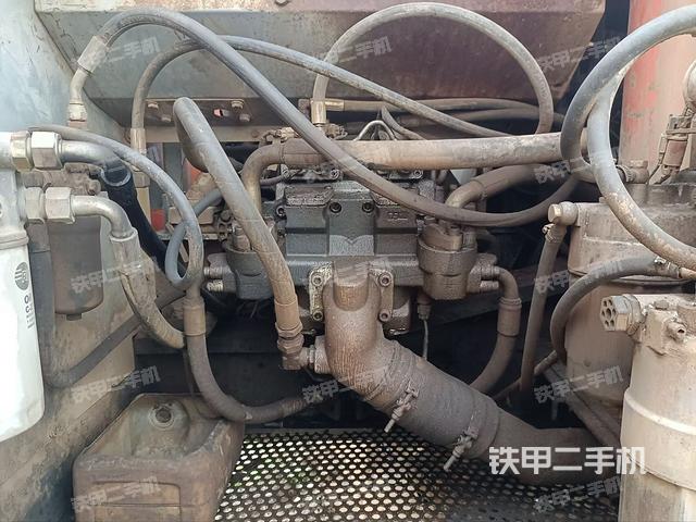 液壓泵艙室正面整體(整機(jī)外觀) 液壓泵艙室正面整體(整機(jī)外觀)