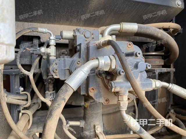 液压泵舱室正面整体(整机外观) 液压泵舱室正面整体(整机外观)