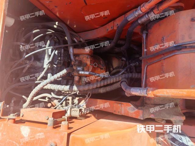 回轉(zhuǎn)馬達(dá)和主控閥(整機外觀) 回轉(zhuǎn)馬達(dá)和主控閥(整機外觀)